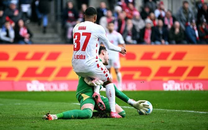 Fussball, Bundesliga, Deutschland, Herren, Saison 2024 2025, 21. Spieltag, Rhein Energie Stadion Köln, 1. FC Köln - FC Schalke 04 1:0; Justin Heekeren (S04), Linton Maina (KOE). Aktion