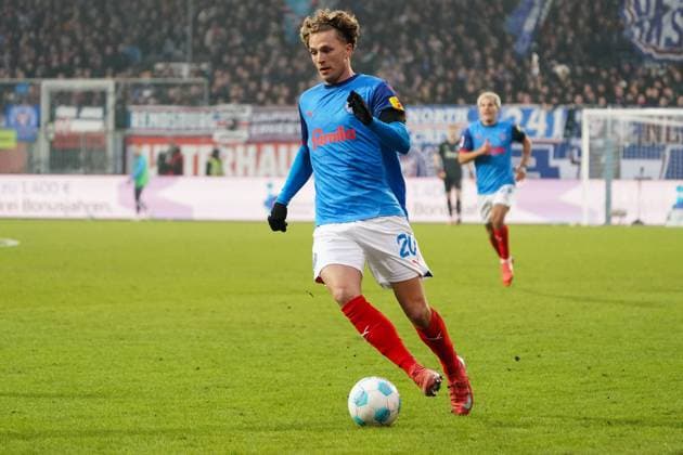 Jann-Fiete Arp (Holstein Kiel, 20) am Ball, Einzelbild, Einzelfoto, Portrait, Portraet, Freisteller, GER, Holstein Kiel vs. VfL Bochum, Fußball, Bundesliga, Spieltag 21, Saison 2024 2025, 09.02.2025 DFL REGULATIONS PROHIBIT ANY USE OF PHOTOGRAPHS AS IMAGE SEQUENCES AND OR QUASI-VIDEO GER, Holstein Kiel vs. VfL Bochum, Fußball, Bundesliga, Spieltag 21, Saison 2024 2025, 09.02.2025 Kiel Copyright: xEibner-Pressefoto MaxxVincenx EP_MVN