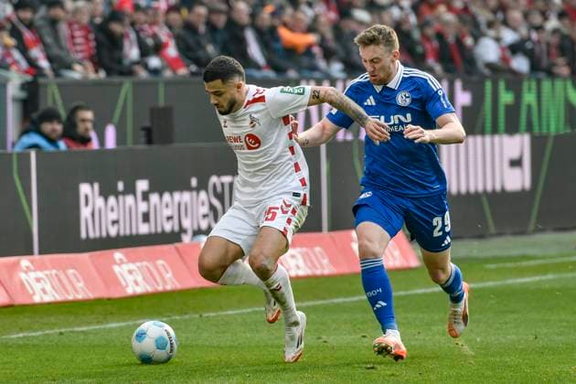 v. li. im Zweikampf Jusuf Gazibegovic (Koeln 25) Tobias Mohr (Schalke 29) 09.02.2025 Fussball 1. FC Koeln vs FC Schalke 04, Rheinenergiestadion, Koeln, DFB DFL REGULATIONS PROHIBIT ANY USE OF PHOTOGRAPHS AS IMAGE SEQUENCES AND OR QUASI-VIDEO