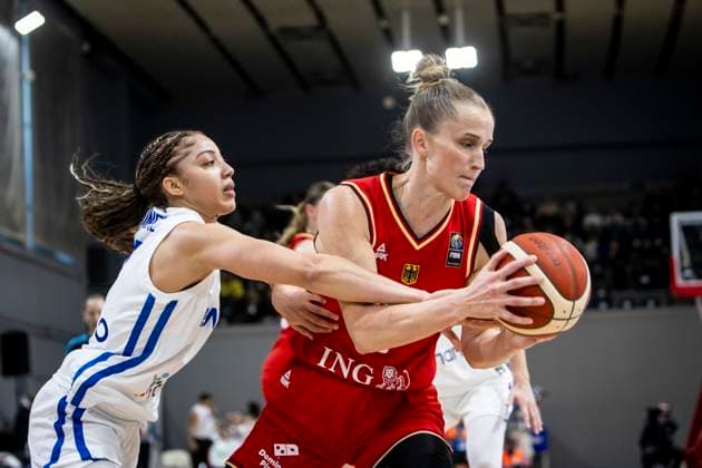 Basketball, Frauen, EM-Quali, Griechenlland - Deutschland FIBA WOMEN S EUROBASKET 2025 QUALIFIERS Greece vs Germany Elena Tsineke of Greece in action against Leonie Fiebich of Germany during the FIBA Women s EuroBasket 2025 Qualifiers basketball match between Greece and Germany in Athens, Greece, 9 February 2025. ATHENS Greece Copyright: xOnexInchxProductionsx 1IN_4964