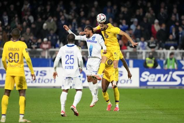 Fußball, AJ Auxerre - FC Toulouse AJ Auxerre v Toulouse FC - Ligue 1 McDonald s 2024 2025 19 Florian AYE (aja) - 22 Rafik MESSALI (tfc) during the Ligue 1 McDonald s match between Auxerre and Toulouse at Stade Abbe Deschamps on February 9, 2025 in Auxerre, France. Auxerre France  Copyright: xFEPx 776279859