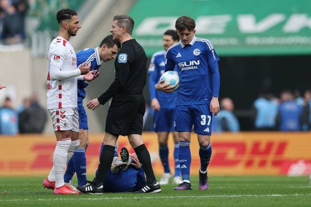 GER, 2.FBL, 1. FC Koeln vs. FC Schalke 04 09.02.2025, Rheinenergie Stadion, Koeln, GER, 2.FBL, 1. FC Koeln vs. FC Schalke 04, im Bild: Tobias Welz Schiedsrichter Referee diskutiert mit Leart Paqarada (FC Koeln 17), ueber ein foul