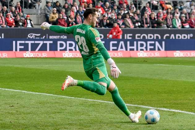 Justin Heekeren (Schalke 28) Aktion . Einzelbild . Freisteller . 09.02.2025 Fussball 1. FC Koeln vs FC Schalke 04, Rheinenergiestadion, Koeln, DFB DFL REGULATIONS PROHIBIT ANY USE OF PHOTOGRAPHS AS IMAGE SEQUENCES AND OR QUASI-VIDEO