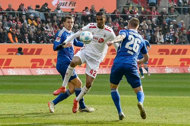v. li. im Kampf um den Ball Ron Schallenberg (Schalke 6) Damion Downs (Koeln 42) Tomas Kalas (Schalke 26) 09.02.2025 Fussball 1. FC Koeln vs FC Schalke 04, Rheinenergiestadion, Koeln, DFB DFL REGULATIONS PROHIBIT ANY USE OF PHOTOGRAPHS AS IMAGE SEQUENCES AND OR QUASI-VIDEO