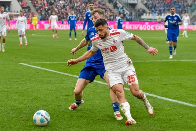 v. li. im Zweikampf Derry Murkin (Schalke 5) Jusuf Gazibegovic (Koeln 25) 09.02.2025 Fussball 1. FC Koeln vs FC Schalke 04, Rheinenergiestadion, Koeln, DFB DFL REGULATIONS PROHIBIT ANY USE OF PHOTOGRAPHS AS IMAGE SEQUENCES AND OR QUASI-VIDEO