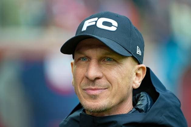 09.02.2025, xjpx, Fussball 2.Bundesliga, 1.FC Koeln - FC Schalke 04 v.l. Chef-Trainer Gerhard Struber (Koeln) (DFL DFB REGULATIONS PROHIBIT ANY USE OF PHOTOGRAPHS as IMAGE SEQUENCES and or QUASI-VIDEO) Koeln