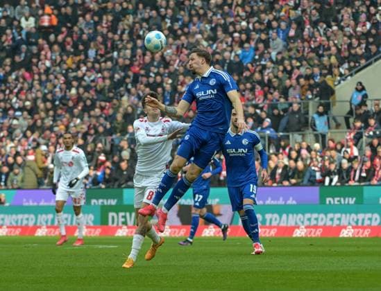 09.02.2025, xjpx, Fussball 2.Bundesliga, 1.FC Koeln - FC Schalke 04 v.l. Janik Bachmann (Schalke 04) überspringt Denis Huseinbasic (Koeln) (DFL DFB REGULATIONS PROHIBIT ANY USE OF PHOTOGRAPHS as IMAGE SEQUENCES and or QUASI-VIDEO) Koeln