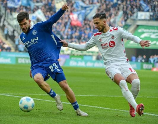 09.02.2025, xjpx, Fussball 2.Bundesliga, 1.FC Koeln - FC Schalke 04 v.l. Zweikampf zwischen Mehmet Can Aydin (Schalke 04) und Leart Paqarada (Koeln) (DFL DFB REGULATIONS PROHIBIT ANY USE OF PHOTOGRAPHS as IMAGE SEQUENCES and or QUASI-VIDEO) Koeln