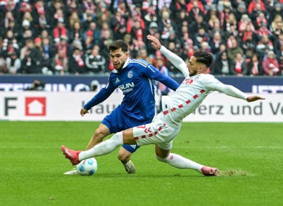 09.02.2025, xjpx, Fussball 2.Bundesliga, 1.FC Koeln - FC Schalke 04 v.l. Zweikampf zwischen Mehmet Can Aydin (Schalke 04) und Leart Paqarada (Koeln) (DFL DFB REGULATIONS PROHIBIT ANY USE OF PHOTOGRAPHS as IMAGE SEQUENCES and or QUASI-VIDEO) Koeln