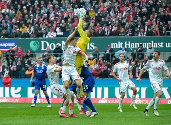 09.02.2025, xjpx, Fussball 2.Bundesliga, 1.FC Koeln - FC Schalke 04 v.l. Marvin Schwäbe (Koeln) fängt den Ball ab (DFL DFB REGULATIONS PROHIBIT ANY USE OF PHOTOGRAPHS as IMAGE SEQUENCES and or QUASI-VIDEO) Koeln
