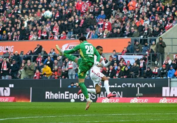 09.02.2025, xjpx, Fussball 2.Bundesliga, 1.FC Koeln - FC Schalke 04 v.l. Torhüter Justin Heekeren (Schalke 04) klärt knapp vor Linton Maina (Koeln) (DFL DFB REGULATIONS PROHIBIT ANY USE OF PHOTOGRAPHS as IMAGE SEQUENCES and or QUASI-VIDEO) Koeln