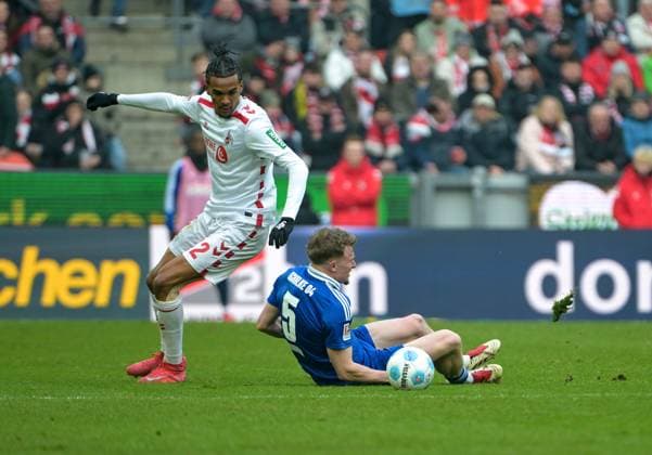 09.02.2025, xjpx, Fussball 2.Bundesliga, 1.FC Koeln - FC Schalke 04 v.l. Zweikampf zwischen Damion Downs (Koeln) und Derry John Murkin (Schalke 04) (DFL DFB REGULATIONS PROHIBIT ANY USE OF PHOTOGRAPHS as IMAGE SEQUENCES and or QUASI-VIDEO) Koeln
