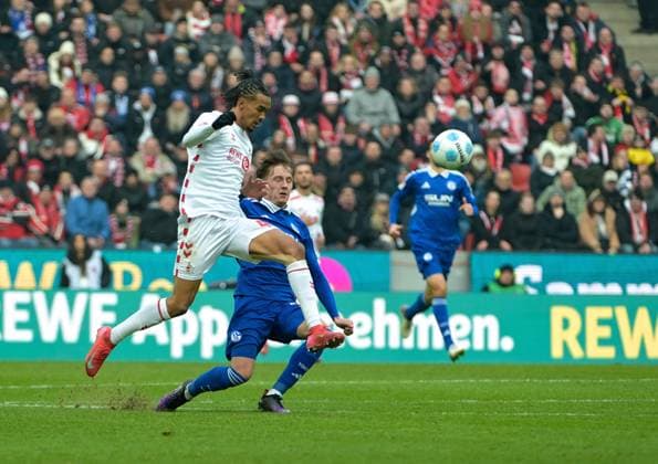 09.02.2025, xjpx, Fussball 2.Bundesliga, 1.FC Koeln - FC Schalke 04 v.l. Damion Downs (Koeln) überspielt Max Grüger (Schalke 04) (DFL DFB REGULATIONS PROHIBIT ANY USE OF PHOTOGRAPHS as IMAGE SEQUENCES and or QUASI-VIDEO) Koeln