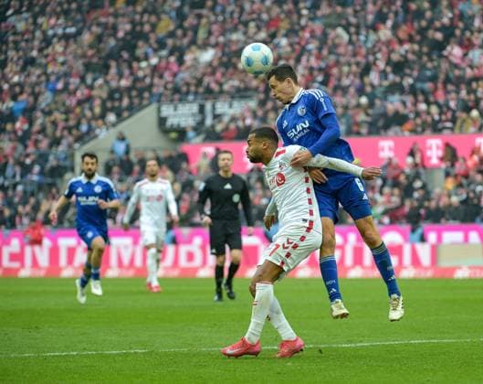 09.02.2025, xjpx, Fussball 2.Bundesliga, 1.FC Koeln - FC Schalke 04 v.l. Ron Schallenberg (Schalke 04) überspringt Damion Downs (Koeln) (DFL DFB REGULATIONS PROHIBIT ANY USE OF PHOTOGRAPHS as IMAGE SEQUENCES and or QUASI-VIDEO) Koeln