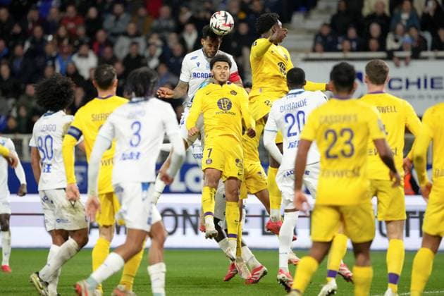 AJ Auxerre v Toulouse FC - Ligue 1 McDonald s 2024 2025 07 Zakaria ABOUKHLAL (tfc) - 04 Jubal ROCHA MENDES JUNIOR (aja) during the Ligue 1 McDonald s match between Auxerre and Toulouse at Stade Abbe Deschamps on February 9, 2025 in Auxerre, France. Auxerre France  Copyright: xFEPx 776279859