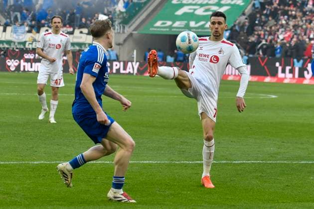 v. li. im Kampf um den Ball Derry Murkin (Schalke 5) Dejan Ljubicic (Koeln 7) 09.02.2025 Fussball 1. FC Koeln vs FC Schalke 04, Rheinenergiestadion, Koeln, DFB DFL REGULATIONS PROHIBIT ANY USE OF PHOTOGRAPHS AS IMAGE SEQUENCES AND OR QUASI-VIDEO