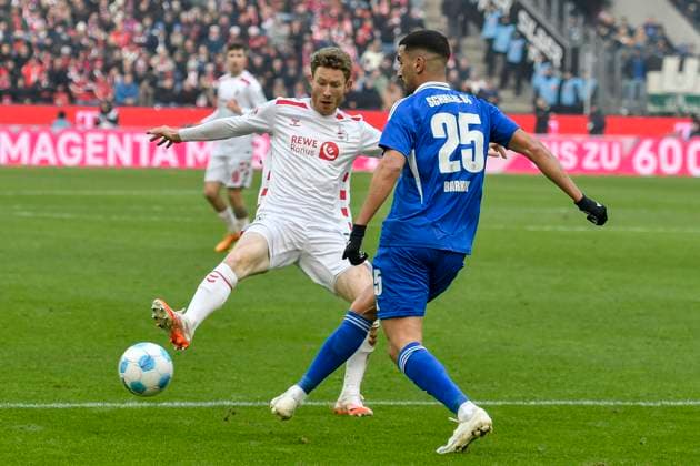 v. li. im Zweikampf Florian Kainz (Koeln 11) s25 09.02.2025 Fussball 1. FC Koeln vs FC Schalke 04, Rheinenergiestadion, Koeln, DFB DFL REGULATIONS PROHIBIT ANY USE OF PHOTOGRAPHS AS IMAGE SEQUENCES AND OR QUASI-VIDEO