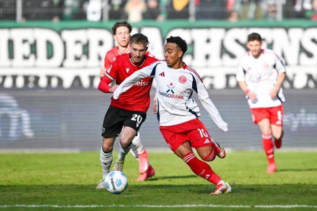 2. Bundesliga - Hannover 96 - Fortuna Düsseldorf am 09.02.2025 in der HDI Arena in Hannover Jannik Dehm (Hannover 96) im Zweikampf gegen Myron van Brederode (Duesseldorf).