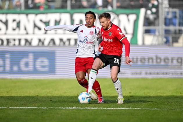 2. Bundesliga - Hannover 96 - Fortuna Düsseldorf am 09.02.2025 in der HDI Arena in Hannover Jannik Dehm (Hannover 96) im Zweikampf gegen Myron van Brederode (Duesseldorf).