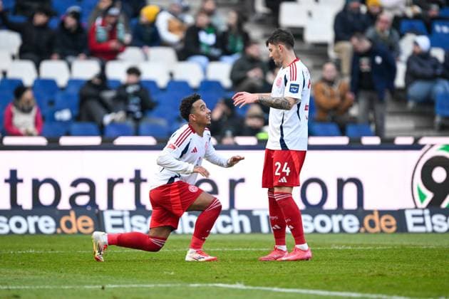 2. Bundesliga - Hannover 96 - Fortuna Düsseldorf am 09.02.2025 in der HDI Arena in Hannover Jubel, Torjubel, Torschuetze, Torschütze Myron van Brederode (Duesseldorf) jubelt nach seinem Tor zum 0:1 mit Dawid Kownacki (Duesseldorf).