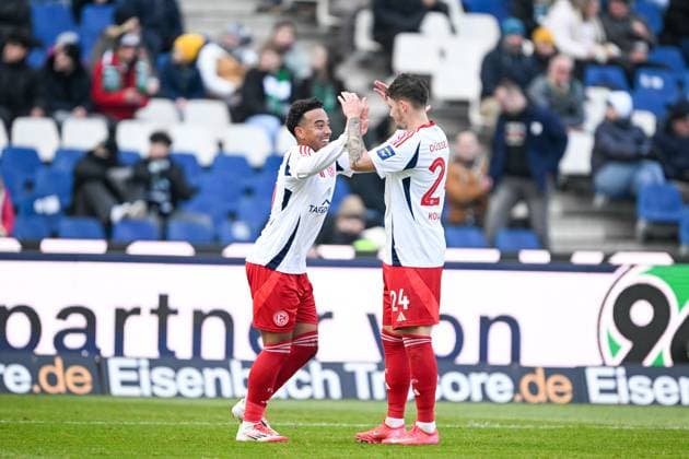 2. Bundesliga - Hannover 96 - Fortuna Düsseldorf am 09.02.2025 in der HDI Arena in Hannover Jubel, Torjubel, Torschuetze, Torschütze Myron van Brederode (Duesseldorf) jubelt nach seinem Tor zum 0:1 mit Dawid Kownacki (Duesseldorf).