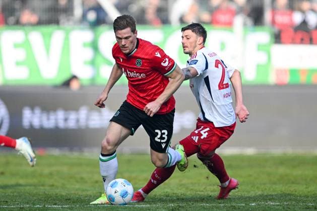 2. Bundesliga - Hannover 96 - Fortuna Düsseldorf am 09.02.2025 in der HDI Arena in Hannover Marcel Halstenberg (Hannover 96) im Zweikampf gegen Dawid Kownacki (Duesseldorf)