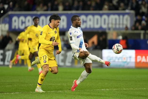 AJ Auxerre v Toulouse FC - Ligue 1 McDonald s 2024 2025 17 Gabriel SUAZO (tfc) - 25 Hamed Junior TRAORE (aja) during the Ligue 1 McDonald s match between Auxerre and Toulouse at Stade Abbe Deschamps on February 9, 2025 in Auxerre, France. Auxerre France  Copyright: xFEPx 776279859