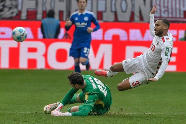 Justin Heekeren (Schalke 28) räumt Linton Maina (Koeln 37) in vorderster Front ab 09.02.2025 Fussball 1. FC Koeln vs FC Schalke 04, Rheinenergiestadion, Koeln, DFB DFL REGULATIONS PROHIBIT ANY USE OF PHOTOGRAPHS AS IMAGE SEQUENCES AND OR QUASI-VIDEO
