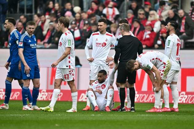 Linton Maina (Koeln 37) verletzt am Boden nach Foulspiel von Justin Heekeren (Schalke 28) 09.02.2025 Fussball 1. FC Koeln vs FC Schalke 04, Rheinenergiestadion, Koeln, DFB DFL REGULATIONS PROHIBIT ANY USE OF PHOTOGRAPHS AS IMAGE SEQUENCES AND OR QUASI-VIDEO