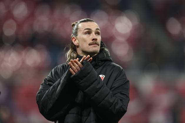 09.02.2025, xtgx, Fussball 1. Bundesliga, RB Leipzig - FC St. Pauli emspor, v.l. Jackson Irvine (St Pauli, 7) Bedankt sich bei den Fans enttaeuscht, enttäuscht, schaut enttaeuscht, niedergeschlagen, disappointed (DFL DFB REGULATIONS PROHIBIT ANY USE OF PHOTOGRAPHS as IMAGE SEQUENCES and or QUASI-VIDEO) Leipzig *** 09 02 2025, xtgx, Soccer 1 Bundesliga, RB Leipzig FC St Pauli emspor, v l Jackson Irvine St Pauli, 7 Thanks the fans disappointed, disappointed, looks disappointed, disappointed DFL DFB REGULATIONS PROHIBIT ANY USE OF PHOTOGRAPHS as IMAGE SEQUENCES and or QUASI VIDEO Leipzig