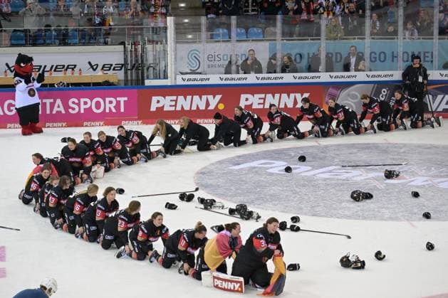 Bilder des Jahres 2025, Sport 02 Februar Sport Themen der Woche KW06 Sport Bilder des Tages Grenzenloser Jubel nach dem Abpfiff , Deutschland. (GER) - Ungarn (HUN), Eishockey, International Ice hockey, Eishockey Federation, IIHF, 09.02.2025 Bremerhaven Bremen Deutschland *** Boundless jubilation after the final whistle , Germany GER Hungary HUN , Ice Hockey, International Ice Hockey Federation, IIHF, 09 02 2025 Bremerhaven Bremen Germany Copyright: xkolbert-press BurghardxSchreyerx