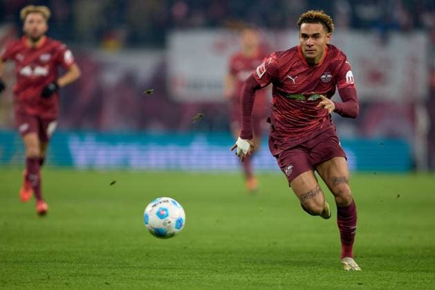 09.02.2025, Fußball, Männer, Bundesliga, 2024 2025, RB Leipzig - FC St. Pauli Antonio Nusa (7, RB Leipzig), Freisteller, Aktion, mit Ball, dribbelt, Gras fliegt Leipzig Red Bull Arena Sachsen Deutschland