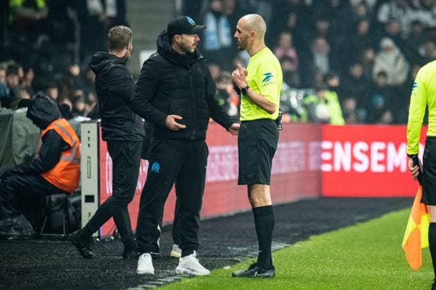 FOOTBALL : SCO Angers vs Olympique de Marseille - Ligue 1 - JournÃ e 21 - 09 02 2025 Hakim Ben El Hadj Salem (Arbitre Central) Roberto De Zerbi (OM) AngersFrance  Copyright: xBaptistexAutissierx