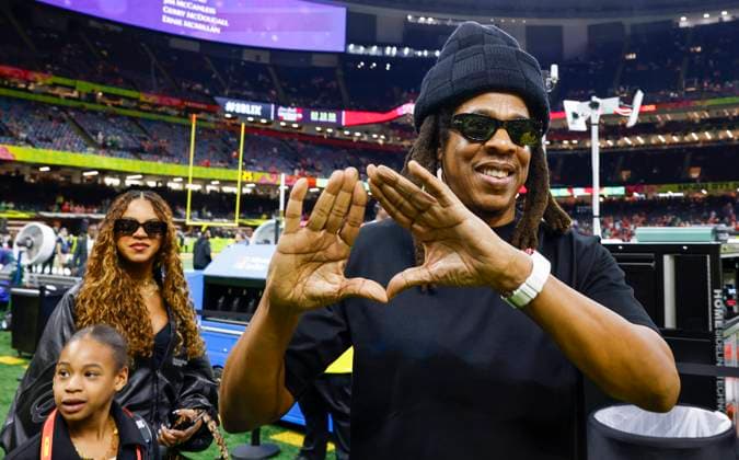 Bilder des Jahres 2025, Sport 02 Februar Sport Themen der Woche KW06 Sport Bilder des Tages Entertainer Jay-Z is seen on the sideline with daughters Rumi and Blue Ivy before Super Bowl LIX at Caesars Superdome in New Orleans on Sunday, February 9, 2025.  SBP20250209107 JOHNNYxANGELILLO