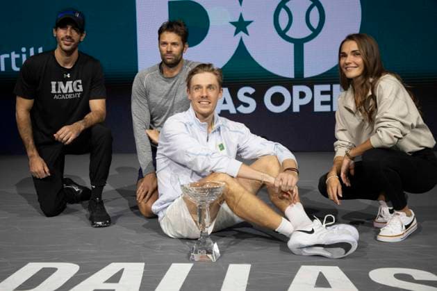 February 9, 2025, Frisco, Texas, USA: DENIS SHAPOVALOV (CAN) (center) and his team pose with the Dallas Open trophy after winning a singles final match against CASPER RUUD (NOR) during day eight of the 2025 ATP, Tennis Herren 500 Dallas Open at the Star in Frisco, TX. Frisco USA - ZUMAh193 20250209_zsp_h193_007 Copyright: xDanielxMcGregor-Huyerx