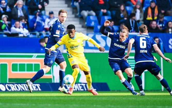 Richmond Tachie (Eintracht Braunschweig) in Aktion gegen Sebastian Jung (Karlsruher SC), Robin Bormuth (Karlsruher SC) und Leon Jensen (Karlsruher SC) waehrend des Spiels der 2. Bundesliga zwischen Karlsruher SC und Eintracht Braunschweig im BBBank Wildpark am 09. February 2025 in Karlsruhe, Deutschland. (Foto von Silas Schueller De Fodi Images) +++ Richmond Tachie (Eintracht Braunschweig) controls the ball against Sebastian Jung (Karlsruher SC), Robin Bormuth (Karlsruher SC) and Leon Jensen (Karlsruher SC) during the 2. Bundesliga match between Karlsruher SC and Eintracht Braunschweig at BBBank Wildpark on February 9, 2025 in Karlsruhe, Germany. (Photo by Silas Schueller De Fodi Images) DFB DFL REGULATIONS PROHIBIT ANY USE OF PHOTOGRAPHS AS IMAGE SEQUENCES AND OR QUASI-VIDEO. (Photo by Silas Schueller DeFodi Images) Defodi-738_738_KSCBRA_20250209_171