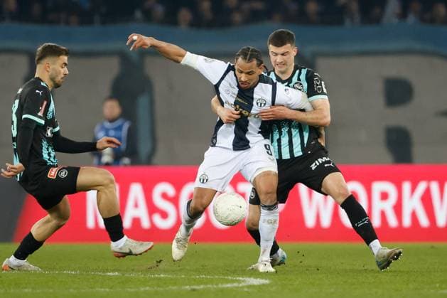 FC Zuerich - FC St.Gallen Juan Jose Perea gegen Jozo Stanic 09.02.2025 Stadion Letzigrund Zuerich, SCHWEIZ, Fussball Herren Saison 2024 2025 Super League FC Zuerich - FC St.Gallen Juan Jose Perea (li,FCZ) gegen Jozo Stanic (FCSG)