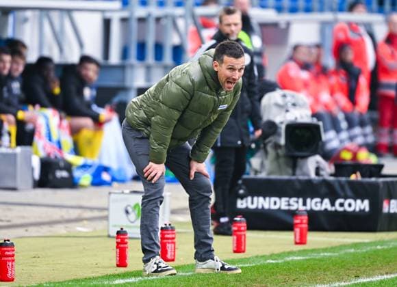 Trainer Christian Eichner (Karlsruher SC) schreit waehrend des Spiels der 2. Bundesliga zwischen Karlsruher SC und Eintracht Braunschweig im BBBank Wildpark am 09. February 2025 in Karlsruhe, Deutschland. (Foto von Silas Schueller De Fodi Images) +++ Coach Christian Eichner (Karlsruher SC) shouts during the 2. Bundesliga match between Karlsruher SC and Eintracht Braunschweig at BBBank Wildpark on February 9, 2025 in Karlsruhe, Germany. (Photo by Silas Schueller De Fodi Images) DFB DFL REGULATIONS PROHIBIT ANY USE OF PHOTOGRAPHS AS IMAGE SEQUENCES AND OR QUASI-VIDEO. (Photo by Silas Schueller DeFodi Images) Defodi-738_738_KSCBRA_20250209_220