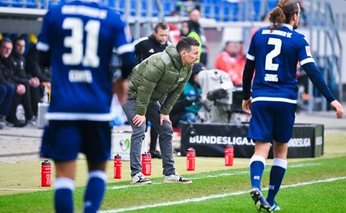 Trainer Christian Eichner (Karlsruher SC) schaut zu waehrend des Spiels der 2. Bundesliga zwischen Karlsruher SC und Eintracht Braunschweig im BBBank Wildpark am 09. February 2025 in Karlsruhe, Deutschland. (Foto von Silas Schueller De Fodi Images) +++ Coach Christian Eichner (Karlsruher SC) looks on during the 2. Bundesliga match between Karlsruher SC and Eintracht Braunschweig at BBBank Wildpark on February 9, 2025 in Karlsruhe, Germany. (Photo by Silas Schueller De Fodi Images) DFB DFL REGULATIONS PROHIBIT ANY USE OF PHOTOGRAPHS AS IMAGE SEQUENCES AND OR QUASI-VIDEO. (Photo by Silas Schueller DeFodi Images) Defodi-738_738_KSCBRA_20250209_226