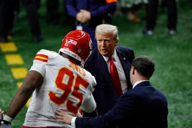 Sport Themen der Woche KW06 Sport Bilder des Tages NEW ORLEANS, LA - FEBRUARY 09: President Donald Trump shakes the hand of DT Chris Jones 95 of the Kansas City Chiefs during Super Bowl LIX between the Philadelphia Eagles and the Kansas City Chiefs on February 09, 2025, at the Caesars Superdome in New Orleans, LA. (Photo by Bob Kupbens Icon Sportswire) NFL, American Football Herren, USA FEB 09 Super Bowl LIX - Eagles vs Chiefs EDITORIAL USE ONLY Icon2502090008
