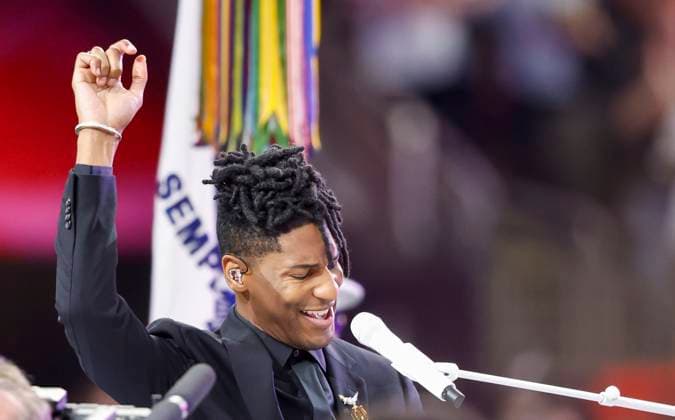 Sport Themen der Woche KW06 Sport Bilder des Tages Jon Batiste sings the national anthem before the Kansas City Chiefs face the Philadelphia Eagles during Super Bowl LIX at Caesars Superdome in New Orleans on Sunday, February 9, 2025.  SBP20250209125 JOHNNYxANGELILLO