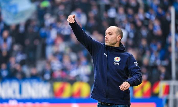 Trainer Daniel Scherning (Eintracht Braunschweig) schaut und gestikuliert waehrend des Spiels der 2. Bundesliga zwischen Karlsruher SC und Eintracht Braunschweig im BBBank Wildpark am 09. February 2025 in Karlsruhe, Deutschland. (Foto von Silas Schueller De Fodi Images) +++ Coach Daniel Scherning (Eintracht Braunschweig) looks and gestures during the 2. Bundesliga match between Karlsruher SC and Eintracht Braunschweig at BBBank Wildpark on February 9, 2025 in Karlsruhe, Germany. (Photo by Silas Schueller De Fodi Images) DFB DFL REGULATIONS PROHIBIT ANY USE OF PHOTOGRAPHS AS IMAGE SEQUENCES AND OR QUASI-VIDEO. (Photo by Silas Schueller DeFodi Images) Defodi-738_738_KSCBRA_20250209_158