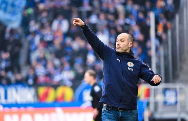 Trainer Daniel Scherning (Eintracht Braunschweig) gestikuliert waehrend des Spiels der 2. Bundesliga zwischen Karlsruher SC und Eintracht Braunschweig im BBBank Wildpark am 09. February 2025 in Karlsruhe, Deutschland. (Foto von Silas Schueller De Fodi Images) +++ Coach Daniel Scherning (Eintracht Braunschweig) gestures during the 2. Bundesliga match between Karlsruher SC and Eintracht Braunschweig at BBBank Wildpark on February 9, 2025 in Karlsruhe, Germany. (Photo by Silas Schueller De Fodi Images) DFB DFL REGULATIONS PROHIBIT ANY USE OF PHOTOGRAPHS AS IMAGE SEQUENCES AND OR QUASI-VIDEO. (Photo by Silas Schueller DeFodi Images) Defodi-738_738_KSCBRA_20250209_161