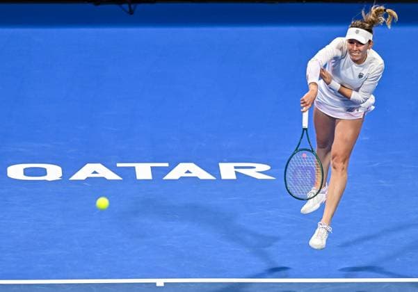 WTA, Tennis Damen QATAR OPEN TENNIS TOURNAMENT FIRST ROUND Ekaterina Alexandrova competes in her first round match against Emma Raducanu of Great Britain during the WTA Qatar TotalEnergies Open 2025 tennis tournament at the Khalifa International Tennis Complex in Doha, Qatar, on February 09, 2025. Copyright: xNOUSHADx