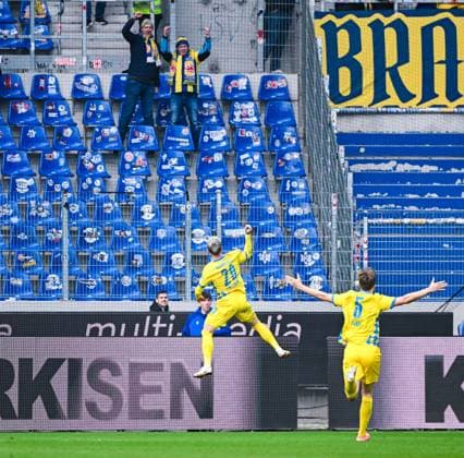 Lino Tempelmann (Eintracht Braunschweig) bejubelt sein Tor vor zwei Fans von Eintracht Braunschweig waehrend des Spiels der 2. Bundesliga zwischen Karlsruher SC und Eintracht Braunschweig im BBBank Wildpark am 09. February 2025 in Karlsruhe, Deutschland. (Foto von Silas Schueller De Fodi Images) +++ Lino Tempelmann (Eintracht Braunschweig) celebrates his goal in front of two Eintracht Braunschweig fans during the 2. Bundesliga match between Karlsruher SC and Eintracht Braunschweig at BBBank Wildpark on February 9, 2025 in Karlsruhe, Germany. (Photo by Silas Schueller De Fodi Images) DFB DFL REGULATIONS PROHIBIT ANY USE OF PHOTOGRAPHS AS IMAGE SEQUENCES AND OR QUASI-VIDEO. Defodi-738_738_KSCBRA_20250209_231 Defodi- DFB DFL REGULATIONS PROHIBIT ANY USE OF PHOTOGRAPHS AS IMAGE SEQUENCES AND OR QUASI-VIDEO.
