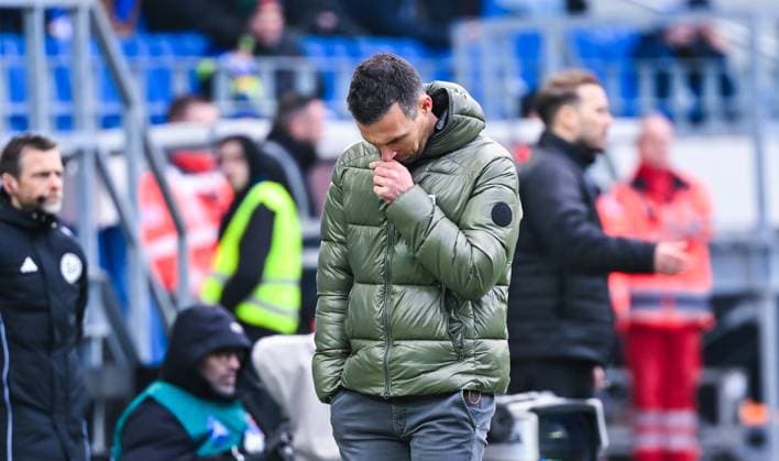 Trainer Christian Eichner (Karlsruher SC) gestikuliert und wirkt enttaeuscht waehrend des Spiels der 2. Bundesliga zwischen Karlsruher SC und Eintracht Braunschweig im BBBank Wildpark am 09. February 2025 in Karlsruhe, Deutschland. (Foto von Silas Schueller De Fodi Images) +++ Coach Christian Eichner (Karlsruher SC) gestures and looks dejected during the 2. Bundesliga match between Karlsruher SC and Eintracht Braunschweig at BBBank Wildpark on February 9, 2025 in Karlsruhe, Germany. (Photo by Silas Schueller De Fodi Images) DFB DFL REGULATIONS PROHIBIT ANY USE OF PHOTOGRAPHS AS IMAGE SEQUENCES AND OR QUASI-VIDEO. (Photo by Silas Schueller DeFodi Images) Defodi-738_738_KSCBRA_20250209_214