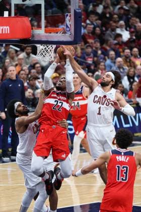February 7, 2025, Washington, District of Columbia, USA: RICHAUN HOLMES 22 of the Washington Wizards drives to the basket against JARRETT ALLEN 31 and MAX STRUS 1 of the Cleveland Cavaliers during the second half of NBA, Basketball Herren, USA action. Washington USA - ZUMA 20250207_mda_s352_014 Copyright: xSabinaxShyshx