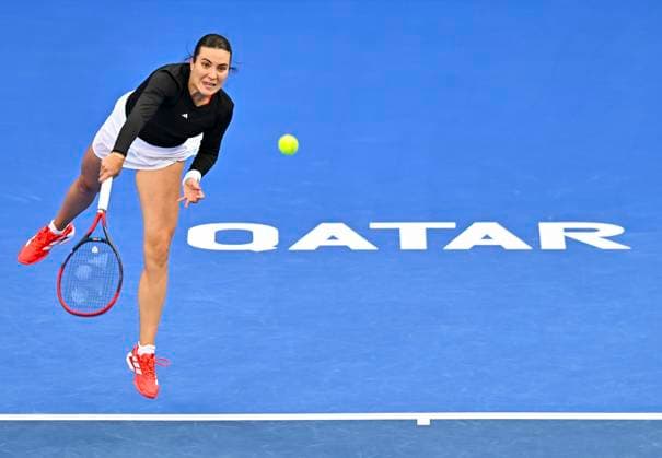 (250210) -- DOHA, Feb. 10, 2025 -- Elena-Gabriela Ruse of Romania serves during women s singles round of 64 match between Elena-Gabriela Ruse of Romania and Maria Sakkari of Greece at the WTA, Tennis Damen Qatar Open tennis tournament in Doha, Qatar, Feb. 9, 2025. (Photo by Xinhua) (SP)QATAR-DOHA-TENNIS-WTA-QATAR OPEN Nikku 