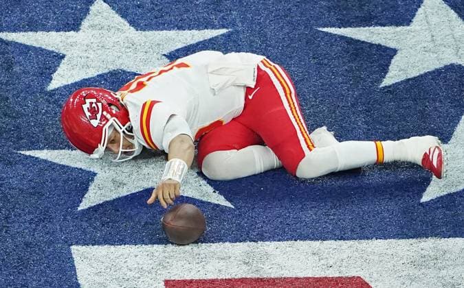 Sport Themen der Woche KW06 Sport Bilder des Tages Kansas City Chiefs quarterback Patrick Mahomes (15) reaches for the ball after bobbling it on a hard tackle against the Philadelphia Eagles in the third quarter of Super Bowl LIX at Caesars Superdome in New Orleans on Sunday, February 9, 2025.  SBP20250209910 BONNIExCASH