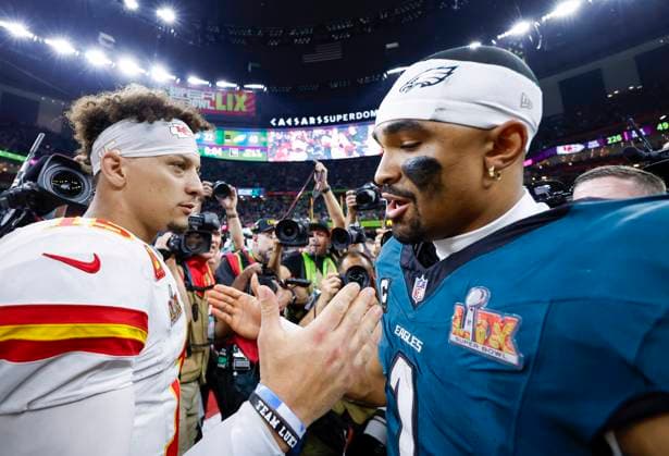 Sport Themen der Woche KW06 Sport Bilder des Tages Philadelphia Eagles quarterback Jalen Hurts (1) greets Kansas City Chiefs quarterback Patrick Mahomes (15) during celebrations after the Eagles defeated the Chiefs 40-22 in Super Bowl LIX at Caesars Superdome in New Orleans on Sunday, February 9, 2025.  SBP20250209188 JOHNNYxANGELILLO